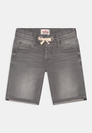 Grå denim-style shorts med elastisk talje, forlommer og en beige snor bundet i en sløjfe foran i midten.