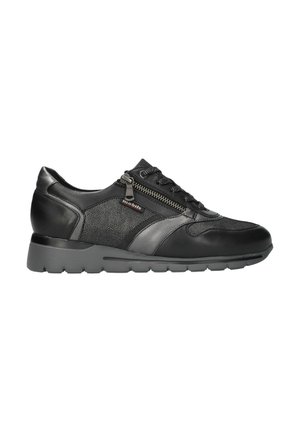 Sneaker noir avec un mélange de cuir lisse et de tissu texturé. Il présente une pointe arrondie, un col rembourré, des lacets et une fermeture éclair décorative.