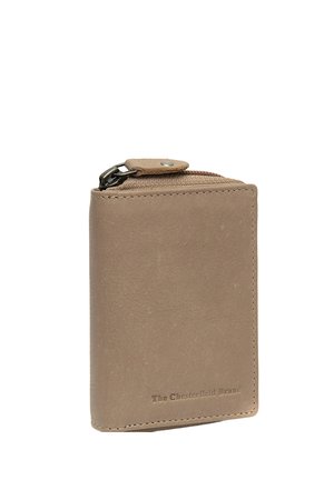 Cartera de piel marrón con bordes cosidos, compartimento con cremallera y logo en relieve de "The Chesterfield Brand" en el frente.