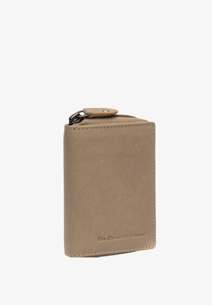 Cartera de piel marrón con bordes cosidos, compartimento con cremallera y logo en relieve de "The Chesterfield Brand" en el frente.