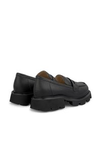 Zwarte leren loafers met een brede band, chunky rubberen zool en textuurdetails. Gladde afwerking met een bruine binnenvoering.