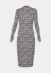 Robe mi-longue cintrée à manches longues en noir et blanc avec col montant, présentant des rayures horizontales de texte incluant des noms de villes et des phrases motivantes.