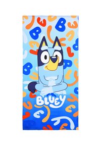 Toalla azul con un perro de dibujos animados con ojos grandes y un hocico amarillo. El fondo tiene letras coloridas en naranja, azul y crema sobre un degradado azul.