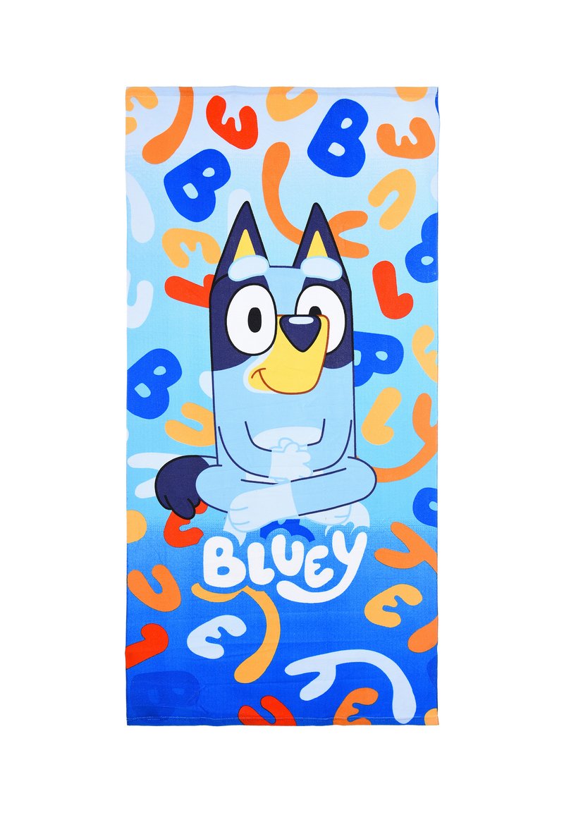 Toalla azul con un perro de dibujos animados con ojos grandes y un hocico amarillo. El fondo tiene letras coloridas en naranja, azul y crema sobre un degradado azul.