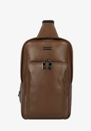 Hnědý kožený batoh s hlavním oddílem na zip a přední kapsou, s kovovými prvky v stříbrné barvě a panelem se značkovým logem.