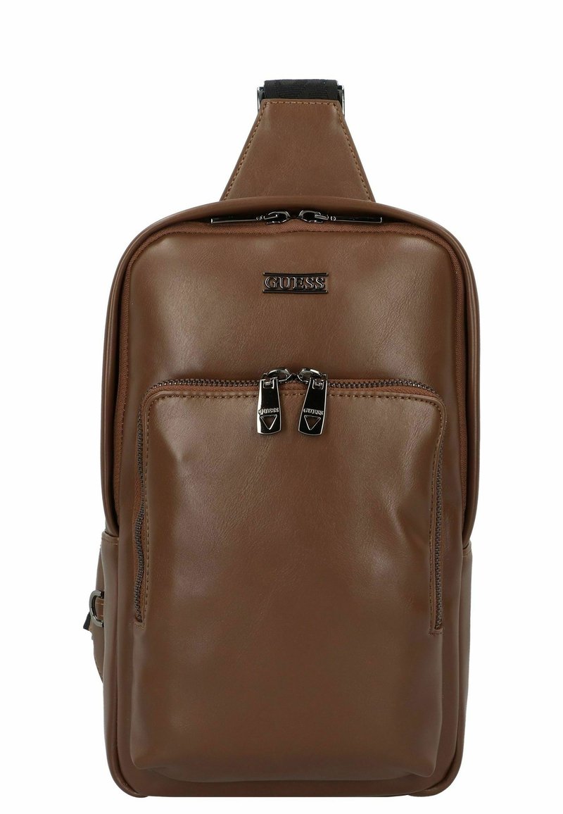 Zaino in pelle marrone con scomparto principale con zip e tasca frontale, caratterizzato da accessori in argento e un pannello con logo.}}