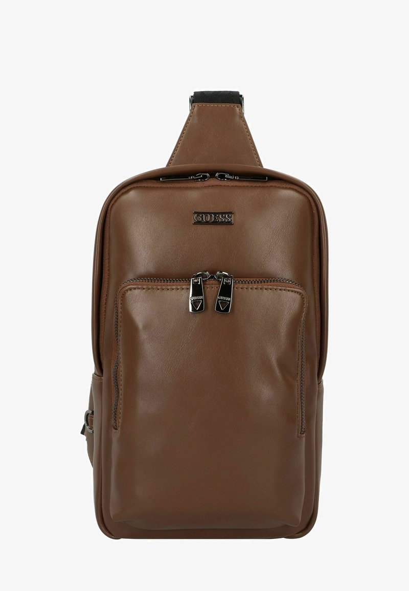 Barna bőr hátizsák, cipzáras fő rekesszel és elülső zsebbel, ezüst színű hardverrel és márkázott logó panellel.