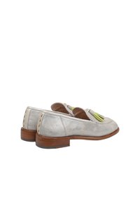 Metallisch silberne Lederloafer mit niedrigem Holzabsatz, verziert mit fransigen Akzenten in Grün und Gelb. Glatte Oberfläche und abgerundete Zehenform.