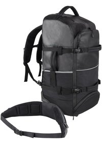 Der schwarze Rucksack zeichnet sich durch ein elegantes Design mit mehreren Riemen, einem strukturierten Stoff und einem abnehmbaren gepolsterten Hüftgurt für zusätzlichen Halt aus.