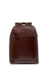 Zaino in pelle marrone con una texture liscia, dotato di una tasca frontale con zip e cuciture decorative blu. Spallacci doppi e manico superiore.