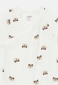 Involucro bianco per neonato con scollatura a V, caratterizzato da un motivo ripetitivo di facce di volpe in marrone e beige. Tessuto morbido e elastico con chiusure a pressione.