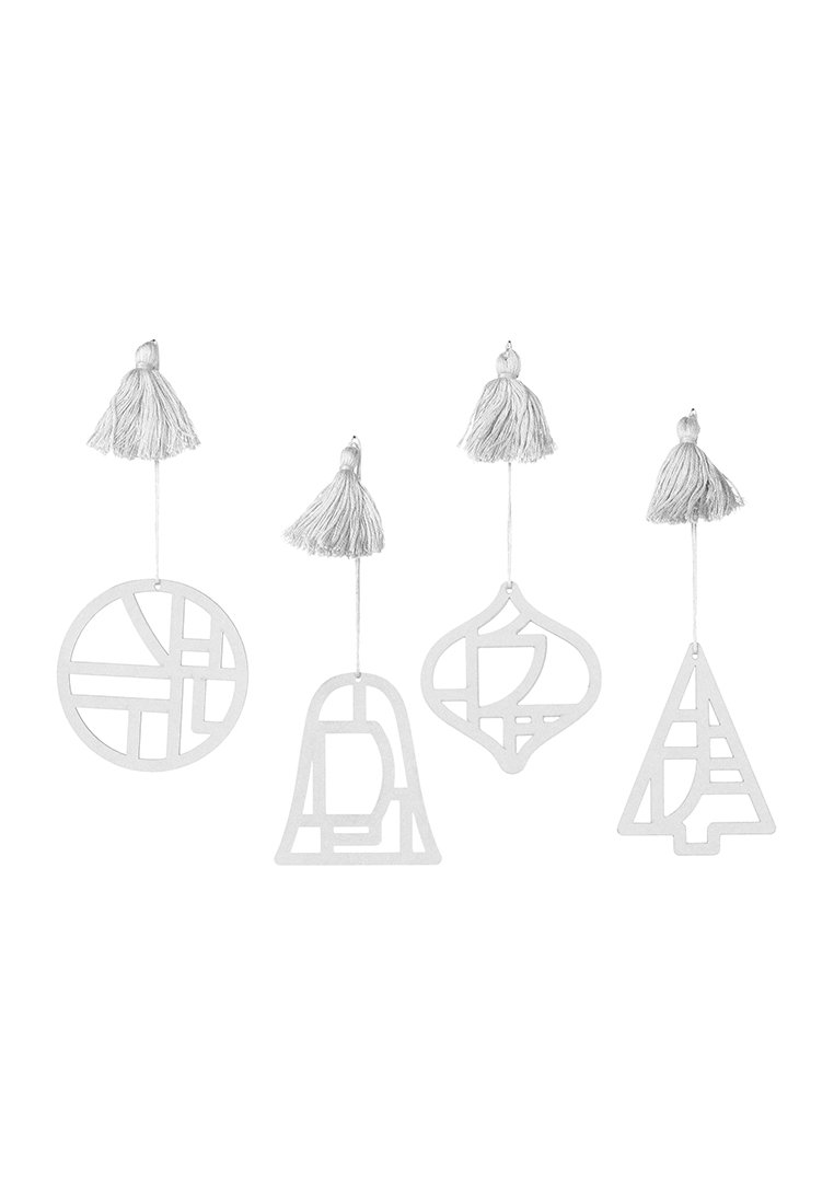 Set aus vier weißen, geometrischen Ornamenten mit Quasten, bestehend aus einem Kreis, einer Glocke, einer Ornamentform und einem Baumdesign, alle mit gestanzten Mustern.