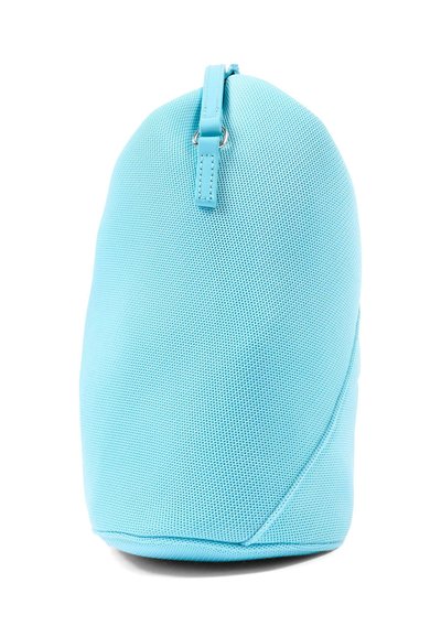 Petit sac en tissu texturé bleu clair avec une fermeture éclair en haut et une poignée en boucle, debout sur un fond blanc.