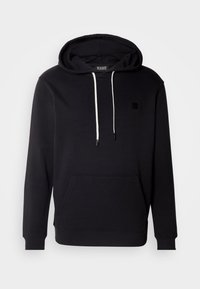 Sudadera negra hecha de un material suave, con un bolsillo frontal tipo canguro, cordones blancos y un pequeño logo negro en el pecho.