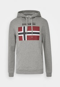 Sudadera gris de mezcla de algodón, con un bolsillo frontal, cordones y un diseño de la bandera noruega en rojo, negro y blanco.