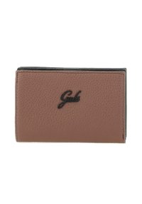 Portafoglio in pelle marrone con texture e logo nero, caratterizzato da un design compatto, bordi cuciti e una fodera interna liscia.