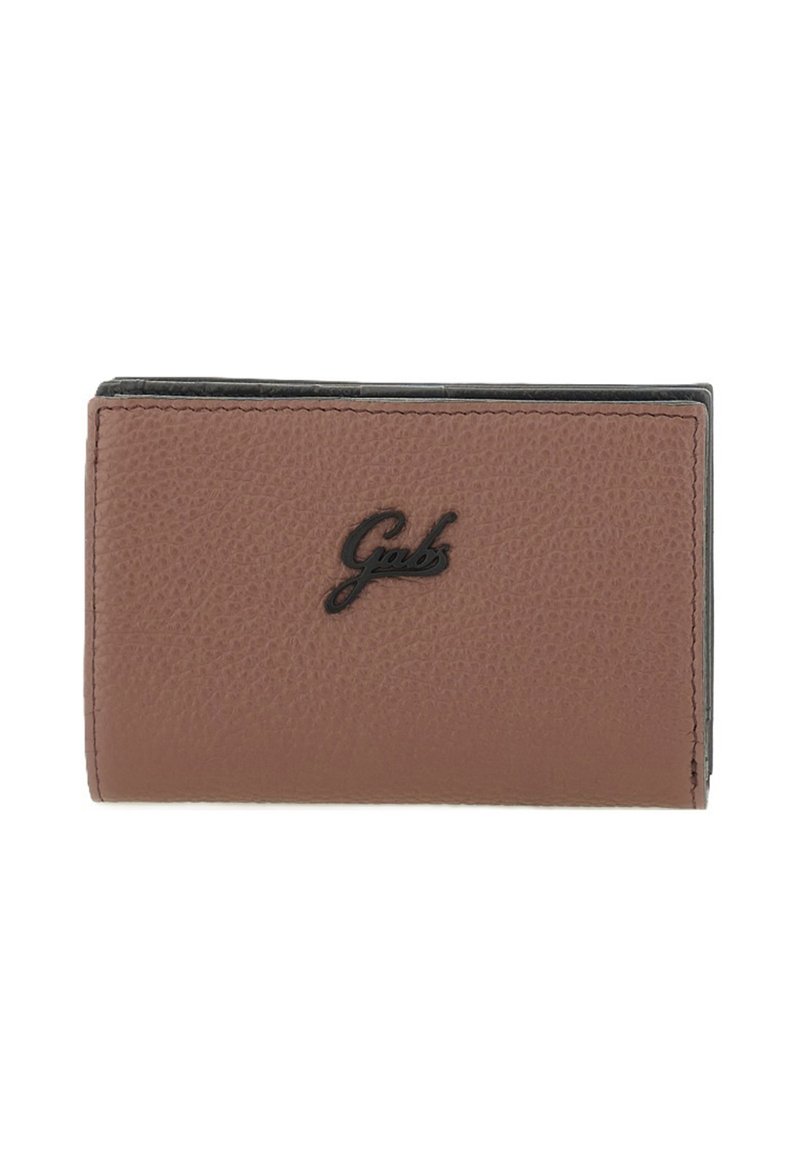 Portafoglio in pelle marrone con texture e logo nero, caratterizzato da un design compatto, bordi cuciti e una fodera interna liscia.