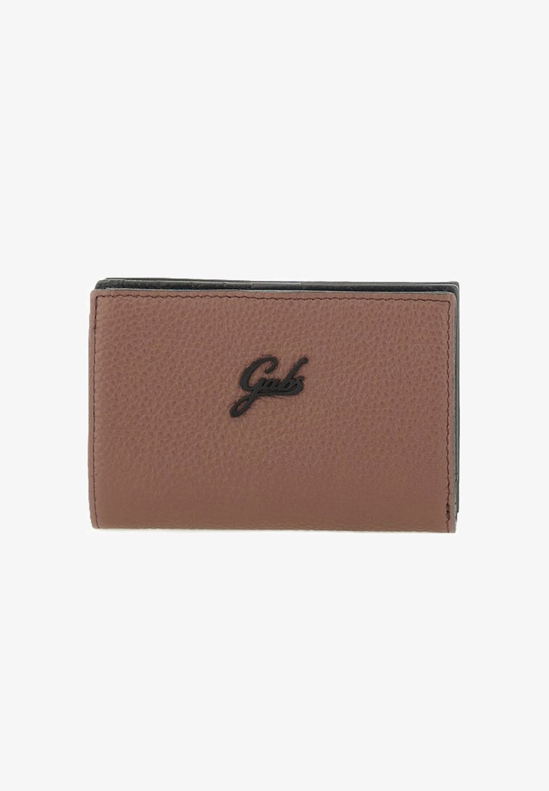 Portafoglio in pelle marrone con texture e logo nero, caratterizzato da un design compatto, bordi cuciti e una fodera interna liscia.