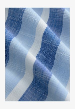 Puuvillakangas, millel on vahelduvad helesinised ja valged triibud, erineva laiusega ning pehme tekstuuriga.