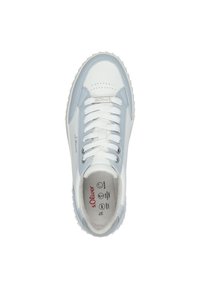 Biele a svetlomodré tenisky s hladkou kožou, okrúhlym prstom, plochými bielymi šnúrkami, vypolstrovaným golierom a textúrovanou podrážkou. Názov značky "s.Oliver" je viditeľný.