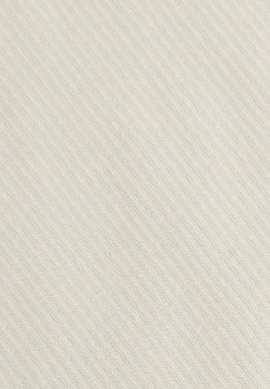 Tejido ribeteado de color beige claro con una textura fina, que presenta rayas verticales para un patrón sutil. Material suave y flexible.