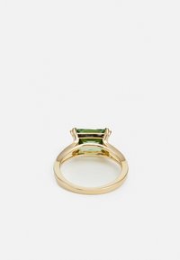 Goldring mit einem rechteckigen grünen Edelstein, ausgestattet mit einem glatten Band und Krappenfassungen. Die Rückansicht zeigt die Klarheit und den Schliff des Edelsteins.