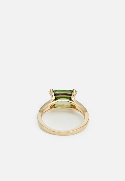 Bague en or avec une pierre précieuse verte rectangulaire, dotée d'un anneau lisse et de griffes. La vue arrière met en avant la clarté et la taille de la pierre.