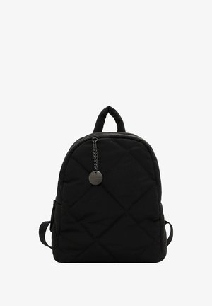 Mochila negra acolchada con forma redondeada, que cuenta con un asa superior, correas ajustables y un charm plateado adjunto en la parte delantera.