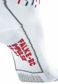 Calzino sportivo bianco con grip testurizzato. Presenta accenti rossi e blu navy, branding "FALKE-BC" e un design in rete per la traspirabilità.