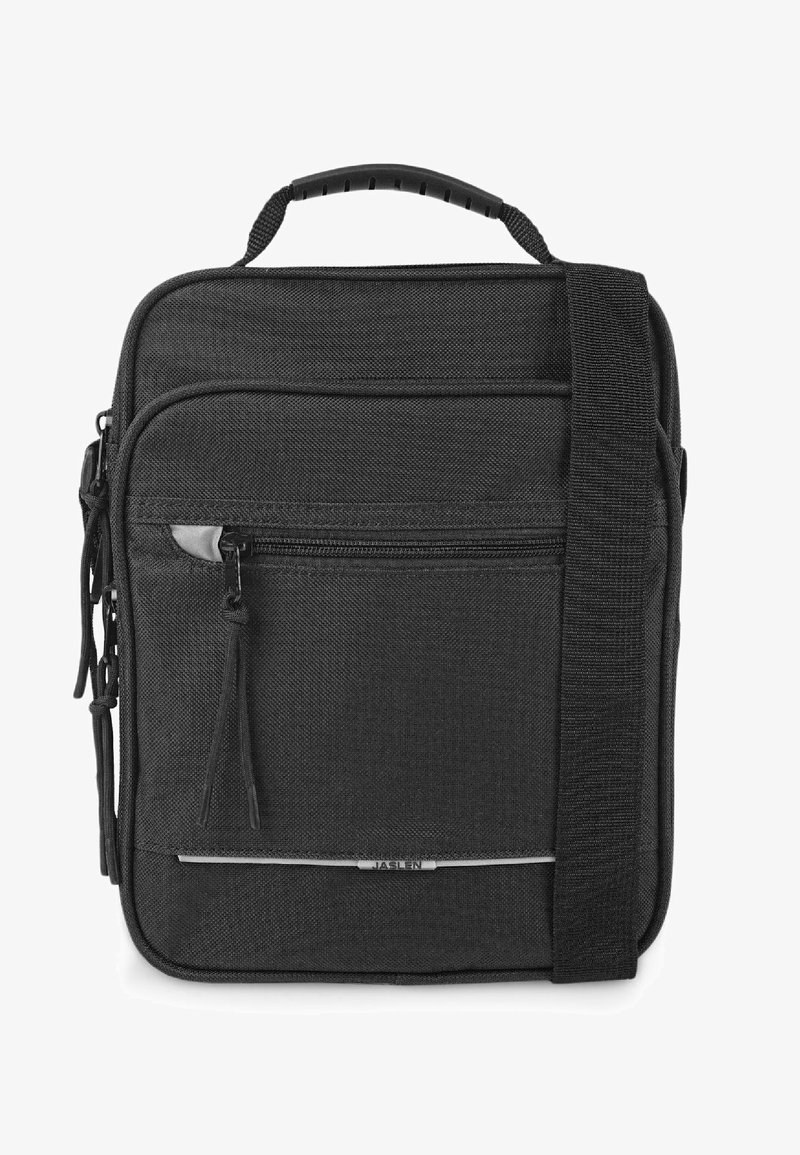 Bolsa mensajera negra hecha de tela texturizada, con un asa superior, correa para el hombro ajustable, bolsillo frontal con cremallera y detalles en plata.