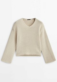 Pull tricoté de couleur crème avec manches longues et col en V, présentant un tissage lâche et texturé ainsi qu'un ourlet légèrement raccourci.