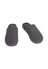 Zapatillas de casa grises acolchadas con un patrón de hojas texturizado, tela suave, parte trasera cerrada, punta abierta y suela negra duradera.