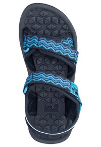 Svart sandal med texturerad sula, blå zigzag-mönstrade remmar, justerbara spännen och logotyp på fotbädden. Lättviktsdesign som är lämplig för utomhusbruk.