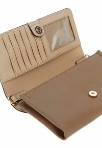 Beige Geldbörse offen, um sechs Kartenfächer, ein durchsichtiges Ausweisfenster, einen Druckknopfverschluss und eine strukturierte Oberfläche mit Metallringbefestigungen zu zeigen.