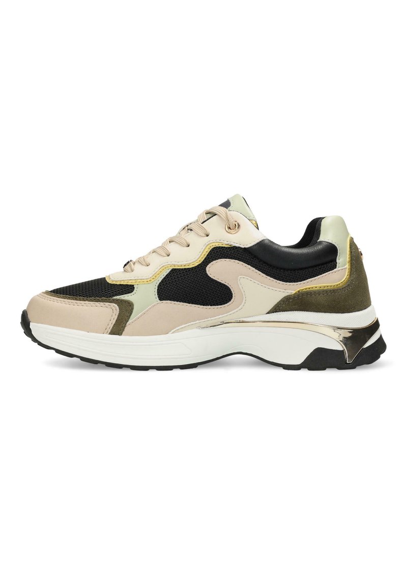 Sportig sneaker med en blandning av beige, svart och olivfärgad textil. Nät- och mockamaterial med metalliska detaljer och en kraftig vit sula.