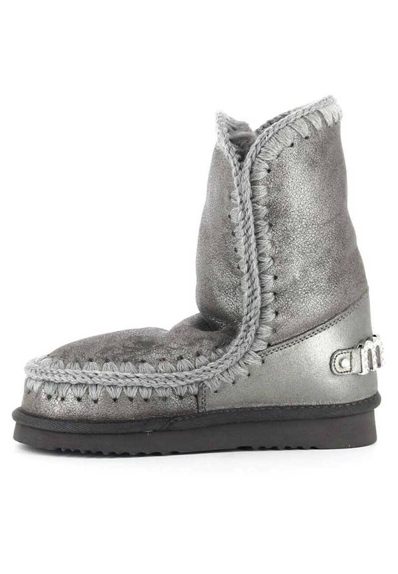 Stivaletto alla caviglia in metallo grigio con una finitura texturizzata, cuciture decorative e un distintivo logo prominente sul lato. Suola morbida per il comfort.