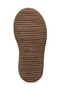 Hnědá gumová podrážka boty s vodorovnými drážkami a zaobleným tvarem. Obsahuje otisk loga a texturovaný povrch pro lepší přilnavost.