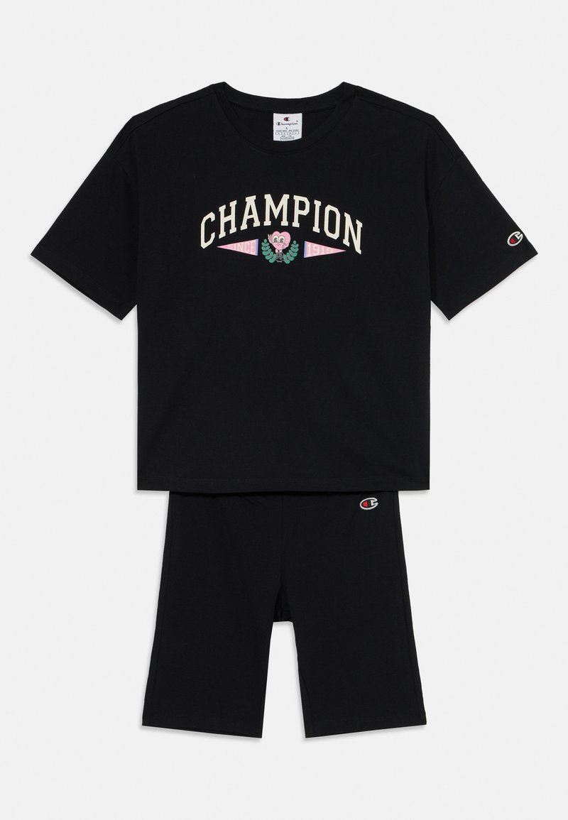 Czarny bawełniany t-shirt z logo "CHAMPION" oraz kwiatowym wzorem, zestawiony z pasującymi czarnymi szortami posiadającymi małą naszywkę z logo z boku.