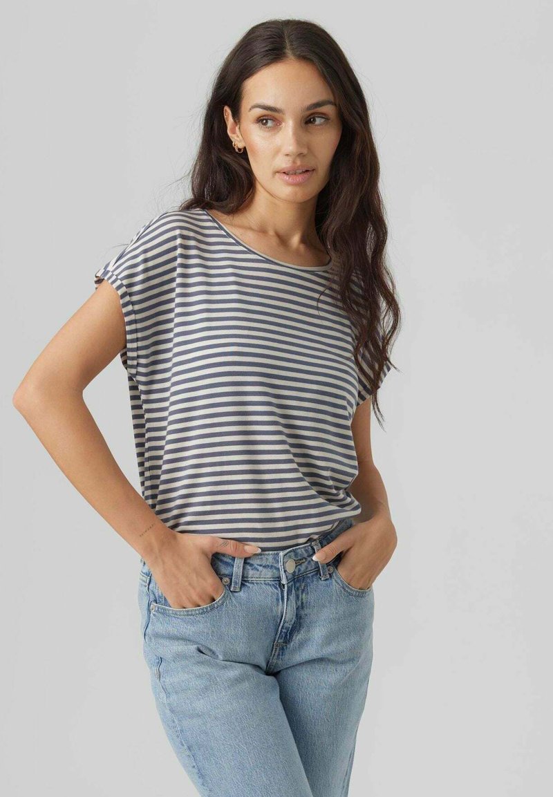Gestreepte kortmouwtop in grijs en crème. Lichtgewicht stof met een relaxte pasvorm, gecombineerd met lichtblauwe hoge taille jeans. Eenvoudig ontwerp van de halslijn.