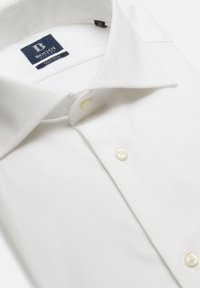 Weißes Hemd aus glattem Stoff mit spitzem Kragen, versehen mit einem Logotag und zwei hellen Knöpfen auf der Vorderseite.