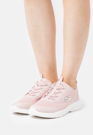 Zapatillas deportivas de color rosa claro con parte superior de malla, puntera redondeada, suela blanca y un prominente logo S en el lateral. Incluyen cordones y lengüeta en el talón.