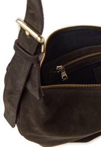 Borsa a spalla in suede marrone scuro con una zip dorata parzialmente aperta, che mostra un interno in tessuto nero e una tasca interna con zip.