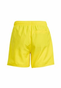 Žlté plavecké šortky s elastickým pásom a jedným zadným vreckom. Vyrobené z ľahkého materiálu, majú hladkú textúru a jednoduchý dizajn.