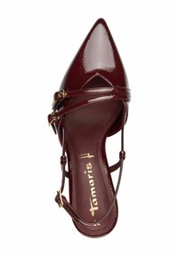 Bordeaux patentleren puntige schoenen met enkelbandjes en gouden accenten. Gladde textuur en gevoerde binnenzool.