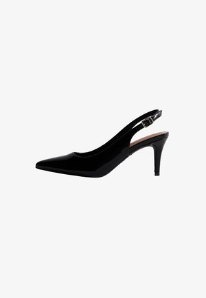 Zwarte lakleren slingback-hak, spitse neus, dunne hak, verstelbare gesp, glad oppervlak, klassieke uitstraling.