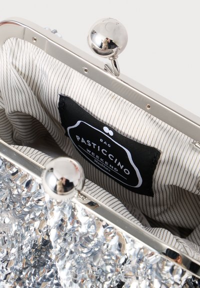 Μεταλλικό ασημί τσαντάκι clutch με παγιέτες στην εξωτερική επιφάνεια, κούμπωμα με πατιλέτα και ριγέ υφασμάτινη επένδυση με μαύρη ετικέτα.