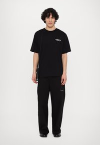 Les Benjamins RELAXED TEE - T-shirts med print - black