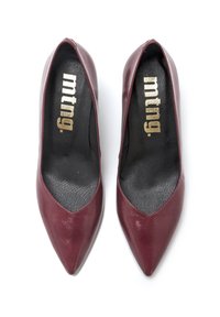 Decolletè borgogna a punta con finitura lucida e design sagomato. Soletta nera con branding dorato; superficie liscia in tutto.