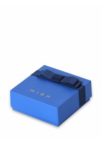 Quadratische blaue Geschenkbox aus stabiler Pappe, mit einem dunkelblauen Band und goldener "MISH"-Buchstabenprägung auf dem Deckel.