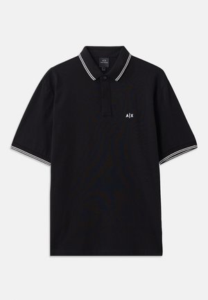 Camisa polo preta feita de algodão, com colarinho de dois botões, detalhes listrados brancos nas mangas e um logotipo no peito.